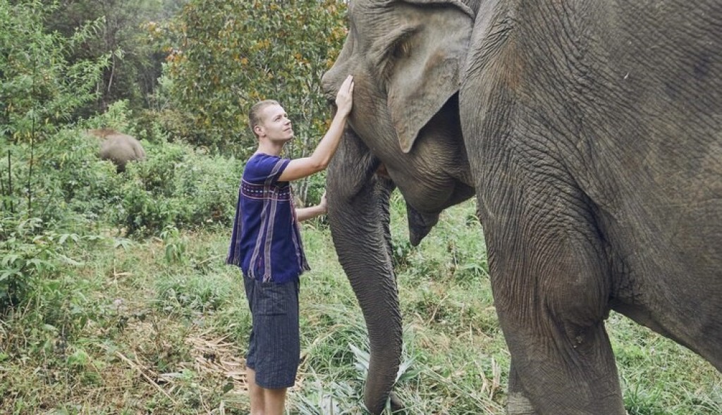 college group volunteering thumbnail